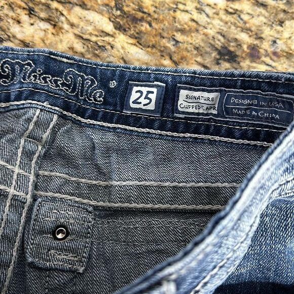 Miss Me Signature Embroidered Distressed Cuffed Denim Capri Size 25 - Picture 3 of 8